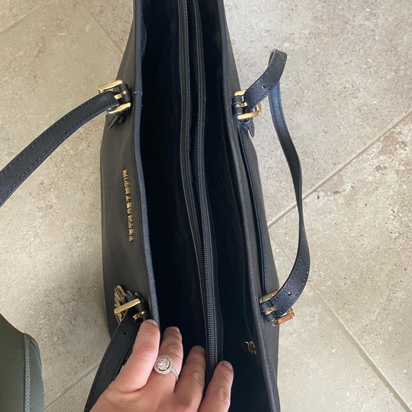 AUTHENTIC MICHAEL KORS PURSE - Picture 3 of 4